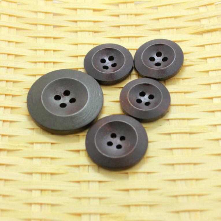 從衛(wèi)浴銷(xiāo)售到時(shí)尚細(xì)節(jié) 探索18L-28L深咖啡色倒邊四眼木質(zhì)紐扣的跨界魅力